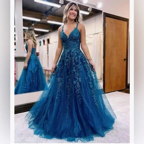 Elegant Red Evening Gown - So Pretty! - Picture 6 of 7